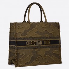 Dior Book Tote Bag aus grünem Camouflage-Canvas mit Stickerei Dior Book Tote Bag aus grünem Camouflage-Canvas mit Stickerei