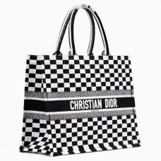Dior bestickte Buchtasche aus kariertem Canvas Dior bestickte Buchtasche aus kariertem Canvas
