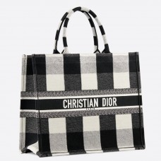 Dior Book Tote Bag aus weiß/schwarz kariertem, besticktem Canvas