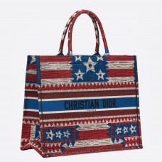 Dior Book Tote Bag aus besticktem Canvas mit amerikanischer Flagge Dior Book Tote Bag aus besticktem Canvas mit amerikanischer Flagge