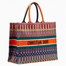 Dior Book Tote aus mehrfarbig besticktem Canvas Dior Book Tote aus mehrfarbig besticktem Canvas