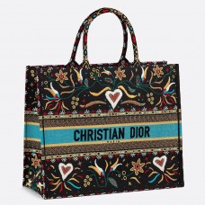 Dior Tragetasche mit Blumen- und Herzmotiven aus mehrfarbigem Canvas Dior Tragetasche mit Blumen- und Herzmotiven aus mehrfarbigem Canvas