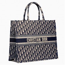 Dior bestickte Buchtasche aus schrägem Canvas Dior bestickte Buchtasche aus schrägem Canvas
