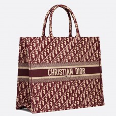 Dior Book Tote Bag aus bordeauxrotem, schräg besticktem Canvas Dior Book Tote Bag aus bordeauxrotem, schräg besticktem Canvas