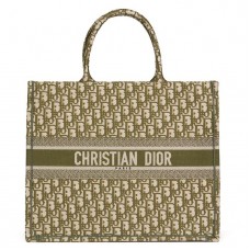 Dior Book Tote Bag aus grünem, schräg besticktem Canvas Dior Book Tote Bag aus grünem, schräg besticktem Canvas