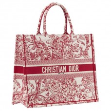 Dior Book Tote Bag aus besticktem Canvas mit Hortensienblüten Dior Book Tote Bag aus besticktem Canvas mit Hortensienblüten
