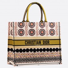 Dior Book Tote Bag aus mehrfarbigem Canvas mit geometrischem Muster Dior Book Tote Bag aus mehrfarbigem Canvas mit geometrischem Muster