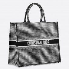 Dior Book Tote Bag aus besticktem Canvas mit Hahnentrittmuster Dior Book Tote Bag aus besticktem Canvas mit Hahnentrittmuster