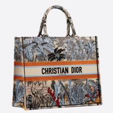 „Dior Book“-Einkaufstasche aus Denim-Blau „Toile De Jouy Tropicalia“. „Dior Book“-Einkaufstasche aus Denim-Blau „Toile De Jouy Tropicalia“.