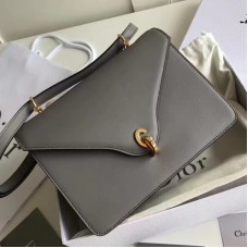 Dior C'est Dior Klappentasche aus grauem Kalbsleder Dior C'est Dior Klappentasche aus grauem Kalbsleder