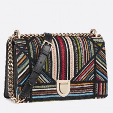 Dior Diorama Canvas-Tasche mit mehrfarbigen Streifenstickerei Dior Diorama Canvas-Tasche mit mehrfarbigen Streifenstickerei