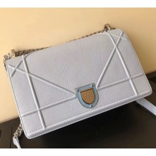 Dior Diorama Klappentasche aus hellblauem genarbtem Kalbsleder Dior Diorama Klappentasche aus hellblauem genarbtem Kalbsleder