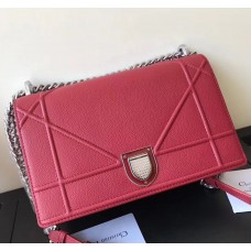Dior Diorama Klappentasche aus rubinrotem genarbtem Kalbsleder Dior Diorama Klappentasche aus rubinrotem genarbtem Kalbsleder