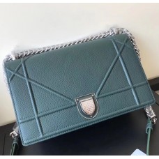 Dior Diorama Klappentasche aus grünem genarbtem Kalbsleder Dior Diorama Klappentasche aus grünem genarbtem Kalbsleder