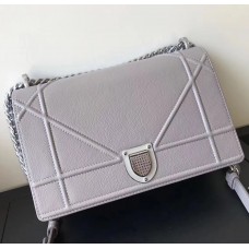 Dior Diorama Klappentasche aus perlgrauem genarbtem Kalbsleder Dior Diorama Klappentasche aus perlgrauem genarbtem Kalbsleder