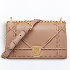 Dior Diorama Tasche aus puderfarbenem, genietetem Lammleder Dior Diorama Tasche aus puderfarbenem, genietetem Lammleder