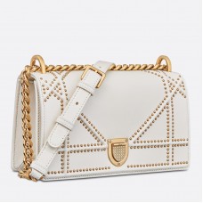 Dior Diorama Tasche aus weißem, mit Nieten besetztem Lammleder Dior Diorama Tasche aus weißem, mit Nieten besetztem Lammleder