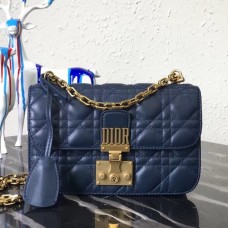 Dior kleine Dioraddict Klappentasche aus blauem Lammleder Dior kleine Dioraddict Klappentasche aus blauem Lammleder