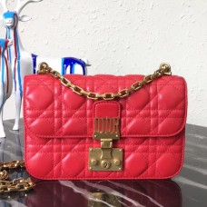 Dior kleine Dioraddict Klappentasche aus kirschrotem Lammleder Dior kleine Dioraddict Klappentasche aus kirschrotem Lammleder