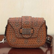 Dior D-Fence Satteltasche aus braunem, genietetem Kalbsleder Dior D-Fence Satteltasche aus braunem, genietetem Kalbsleder