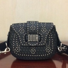 Dior D-Fence Satteltasche aus schwarzem, genietetem Kalbsleder Dior D-Fence Satteltasche aus schwarzem, genietetem Kalbsleder