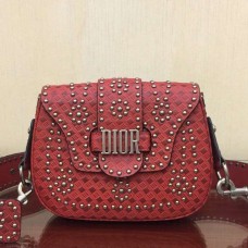 Dior D-Fence Satteltasche aus rotem, genietetem Kalbsleder Dior D-Fence Satteltasche aus rotem, genietetem Kalbsleder