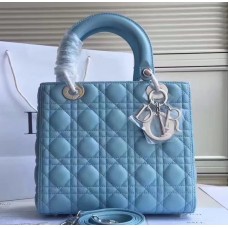 Dior Lady Dior Tasche (mittelgroß) aus hellblauem Lammleder