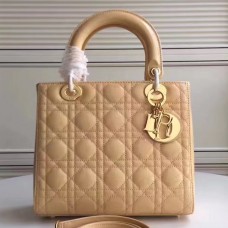 Dior Lady Dior Tasche, mittelgroß, aus apricotfarbenem Lackleder