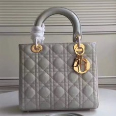 Dior Lady Dior Tasche, mittelgroß, aus hellblauem Lackleder