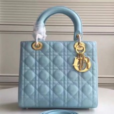 Dior Lady Dior Tasche, mittelgroß, aus himmelblauem Lackleder