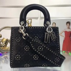 Dior Lady Dior Tasche, mittelgroß, aus schwarzem, genietetem Kalbsleder Dior Lady Dior Tasche, mittelgroß, aus schwarzem, genietetem Kalbsleder