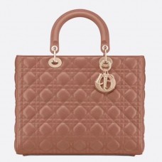 Große Lady Dior Tasche von Dior aus puderfarbenem Cannage-Lammleder Große Lady Dior Tasche von Dior aus puderfarbenem Cannage-Lammleder