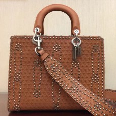 Große Lady Dior Tasche von Dior aus braunem, genietetem Kalbsleder