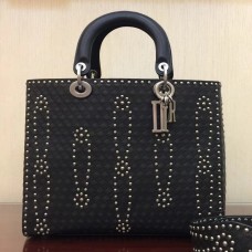 Große Lady Dior Tasche von Dior aus schwarzem, genietetem Kalbsleder Große Lady Dior Tasche von Dior aus schwarzem, genietetem Kalbsleder