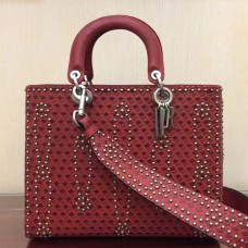 Große Lady Dior Tasche von Dior aus rotem, genietetem Kalbsleder Große Lady Dior Tasche von Dior aus rotem, genietetem Kalbsleder