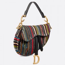 Dior Satteltasche aus Canvas mit mehrfarbiger Streifenstickerei Dior Satteltasche aus Canvas mit mehrfarbiger Streifenstickerei