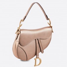 Dior Satteltasche aus champagnerfarbenem, metallisch genarbtem Kalbsleder Dior Satteltasche aus champagnerfarbenem, metallisch genarbtem Kalbsleder